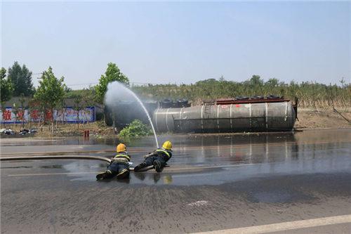 運載30噸甲醇槽車側(cè)翻泄漏 平頂山消防冷卻稀釋6小時(圖4) 運載30噸甲醇槽車側(cè)翻泄漏 平頂山消防冷卻稀釋6小時(圖4)
