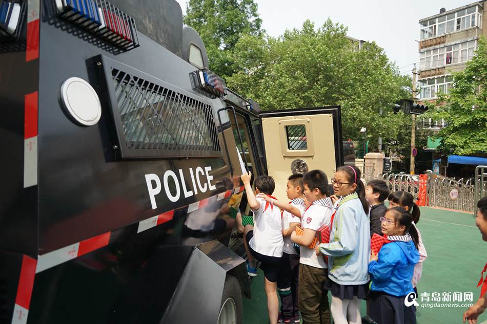 高清:青島特警走進校園 反恐演練逼真似大片(圖5) 高清:青島特警走進校園 反恐演練逼真似大片(圖5)
