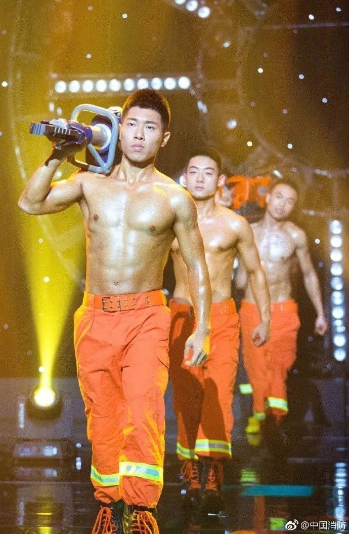 浴火重生的逆行者，肌肉越大責(zé)任越大，這才是真漢子——中國消防員(圖3)