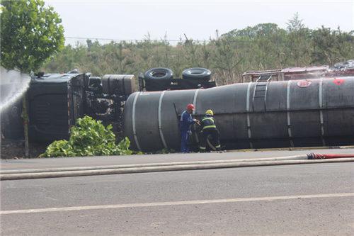 運載30噸甲醇槽車側(cè)翻泄漏 平頂山消防冷卻稀釋6小時(圖2) 運載30噸甲醇槽車側(cè)翻泄漏 平頂山消防冷卻稀釋6小時(圖2)