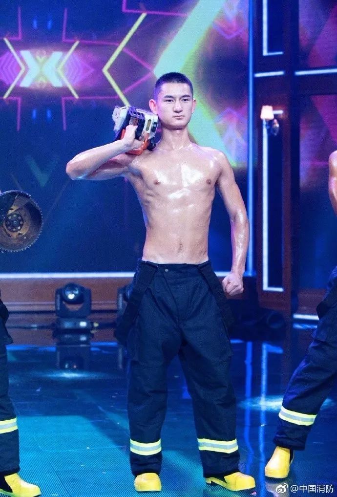 浴火重生的逆行者，肌肉越大責(zé)任越大，這才是真漢子——中國消防員(圖6)