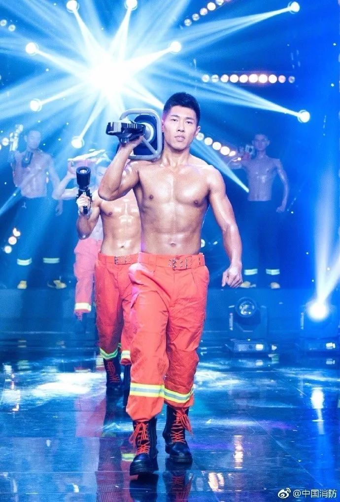 浴火重生的逆行者，肌肉越大責(zé)任越大，這才是真漢子——中國(guó)消防員