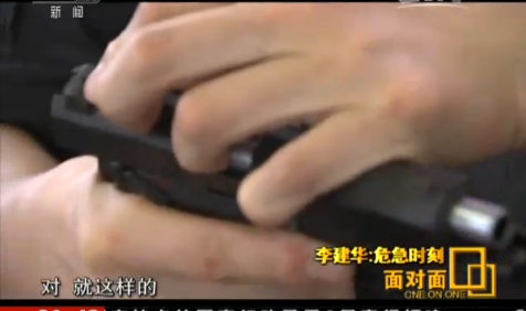 黑豹突擊隊(duì)救人畫(huà)面曝光:手指插入拋彈口阻嫌犯開(kāi)槍(圖3) 黑豹突擊隊(duì)救人畫(huà)面曝光:手指插入拋彈口阻嫌犯開(kāi)槍(圖3)