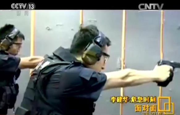 黑豹突擊隊(duì)救人畫面曝光：手指插入拋彈口阻嫌犯開槍