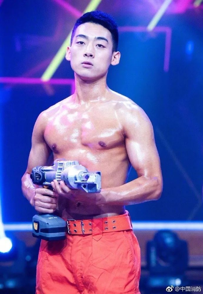 浴火重生的逆行者，肌肉越大責(zé)任越大，這才是真漢子——中國消防員(圖4)