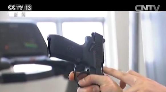 黑豹突擊隊(duì)救人畫(huà)面曝光:手指插入拋彈口阻嫌犯開(kāi)槍(圖4) 黑豹突擊隊(duì)救人畫(huà)面曝光:手指插入拋彈口阻嫌犯開(kāi)槍(圖4)