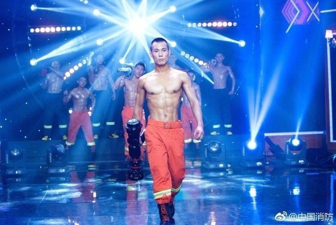 浴火重生的逆行者，肌肉越大責(zé)任越大，這才是真漢子——中國消防員(圖7)