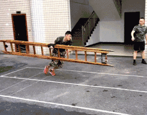 浴火重生的逆行者，肌肉越大責(zé)任越大，這才是真漢子——中國消防員(圖13)