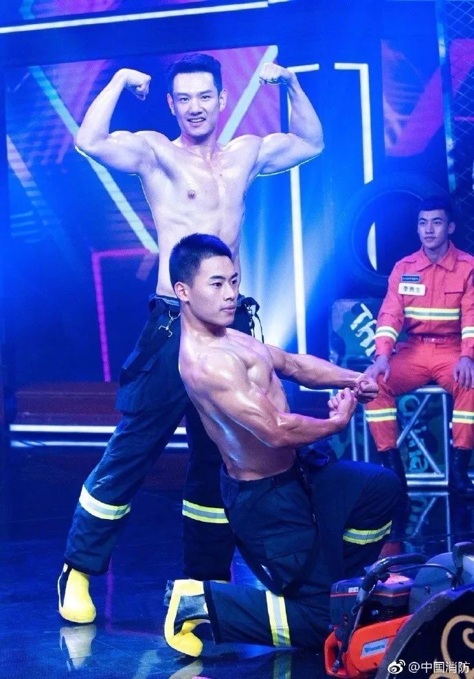 浴火重生的逆行者，肌肉越大責(zé)任越大，這才是真漢子——中國消防員(圖8)