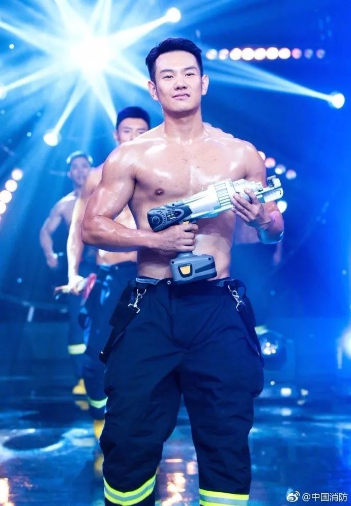 浴火重生的逆行者，肌肉越大責(zé)任越大，這才是真漢子——中國消防員(圖2)