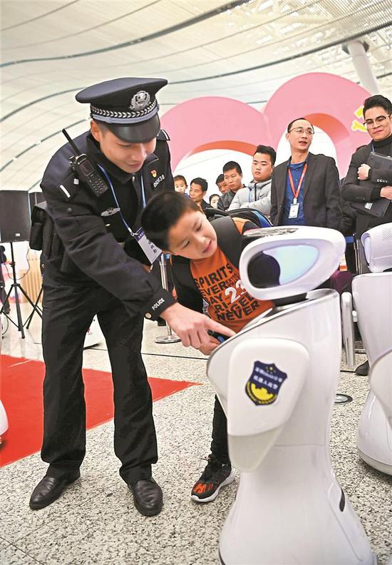 20臺警用機器人深圳北站上崗 可完成治安巡邏等工作(圖2) 20臺警用機器人深圳北站上崗 可完成治安巡邏等工作(圖2)