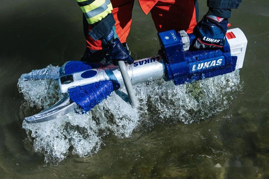 南方暴雨破紀(jì)錄 歐盾救援方案之汽車水下救援(圖2) 南方暴雨破紀(jì)錄 歐盾救援方案之汽車水下救援(圖2)