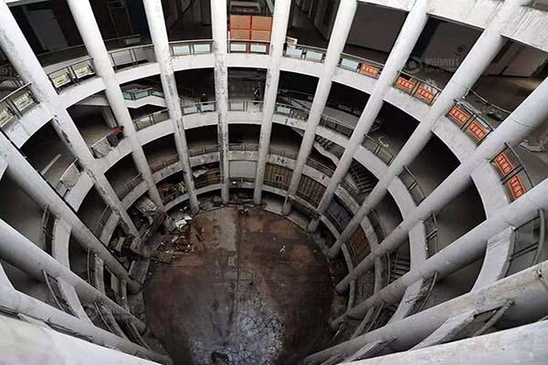 昆明30戶居民住進爛尾樓：靠電瓶供電，小區(qū)名叫“別樣幸福城”(圖2)