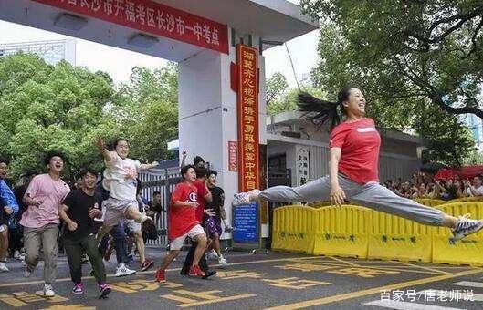 還記得那個(gè)“一字馬”女生嗎？她高考成績(jī)出來了，網(wǎng)友卻炸鍋了！