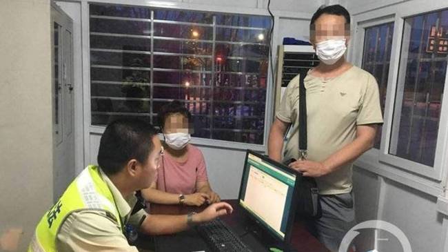 話嘮遭人煩！男女坐車旅游因話太多，被司機丟在了高速上 