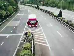 話嘮遭人煩！男女坐車旅游因話太多，被司機丟在了高速上 (圖2)