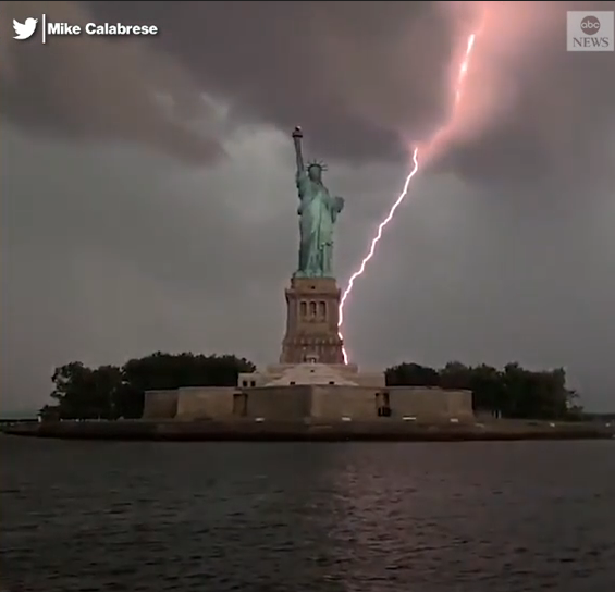罕見一幕！自由女神被閃電擊中