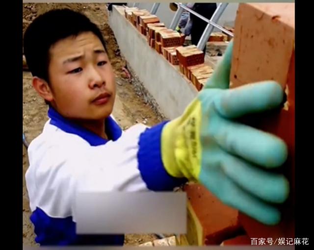 正能量！搬磚男孩工地上收到通知書(shū)，如今畢業(yè)成為一名軍官！