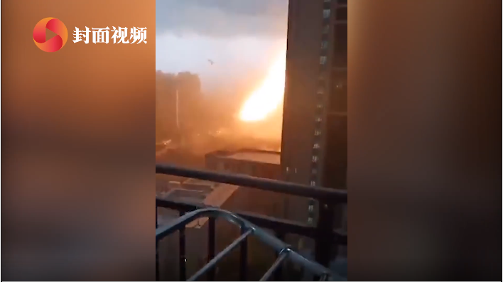 沈陽暴雨天降火龍劈向高樓，網(wǎng)友熱議：一路火花帶閃電，是誰拿菜刀砍電線？(圖2)