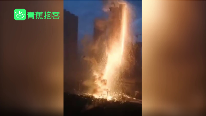 沈陽暴雨天降火龍劈向高樓，網(wǎng)友熱議：一路火花帶閃電，是誰拿菜刀砍電線？