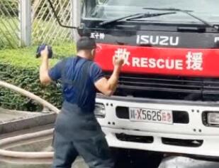 新手消防員分管供水車開心到飛起 具體是怎么回事？(圖1)