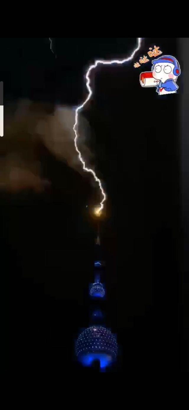 網(wǎng)友：誰(shuí)在渡劫？上海東方明珠被閃電擊中？已裝備環(huán)形避雷針，并未“親吻”到 (圖2)