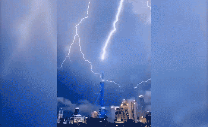 網(wǎng)友：誰在渡劫？上海東方明珠被閃電擊中？已裝備環(huán)形避雷針，并未“親吻”到 
