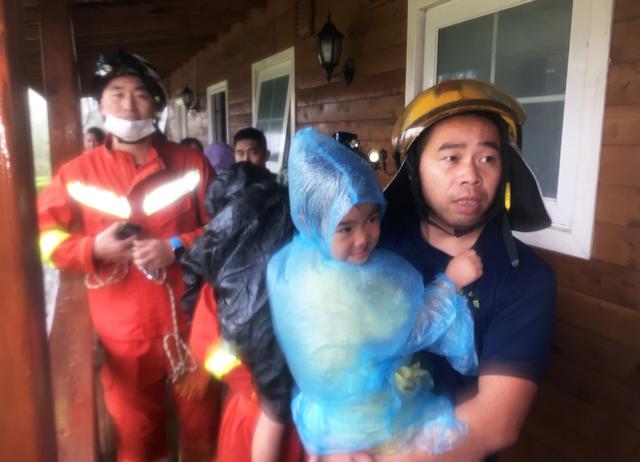 臺(tái)風(fēng)“米克拉”登陸福建漳浦 景區(qū)樹(shù)倒游客被困(圖2)