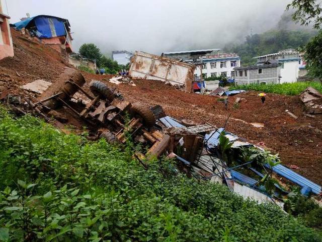 云南臨滄木場鄉(xiāng)突發(fā)山體滑坡5人失聯(lián) 已安全疏散61戶農(nóng)戶(圖3) 云南臨滄木場鄉(xiāng)突發(fā)山體滑坡5人失聯(lián) 已安全疏散61戶農(nóng)戶(圖3)