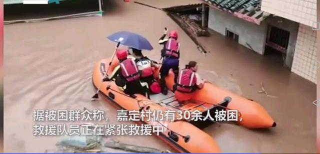 四川村民被洪水圍困屋頂，村民用揮旗的方式求救(圖5)