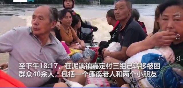 四川村民被洪水圍困屋頂，村民用揮旗的方式求救(圖4)