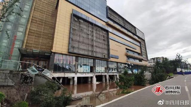 現(xiàn)場驚心！宜賓突發(fā)路面塌陷，21輛汽車墜坑，官方最新通報(bào)…(圖7)