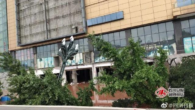 現(xiàn)場驚心！宜賓突發(fā)路面塌陷，21輛汽車墜坑，官方最新通報(bào)…(圖5)