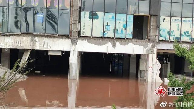 現(xiàn)場驚心！宜賓突發(fā)路面塌陷，21輛汽車墜坑，官方最新通報(bào)…(圖6)