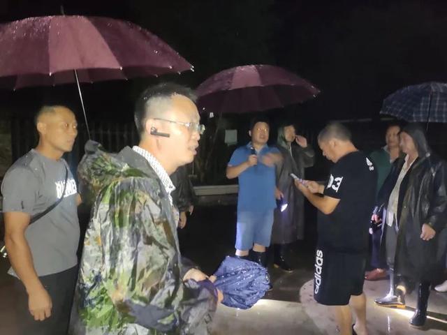 女子發(fā)現(xiàn)客廳1厘米裂縫救下21戶村民，6座民房被夷為平地(圖2)