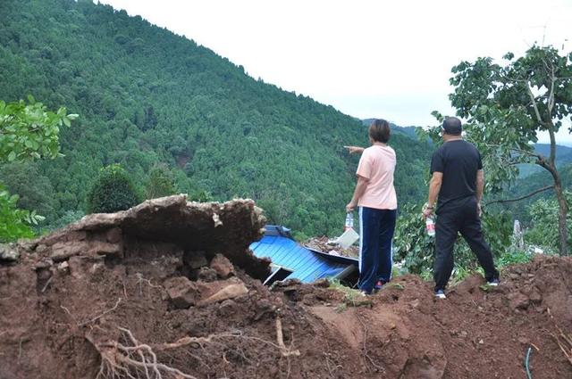 女子發(fā)現(xiàn)客廳1厘米裂縫救下21戶村民，6座民房被夷為平地(圖6)