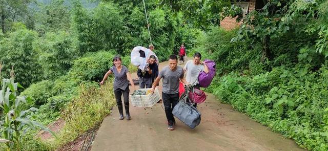 女子發(fā)現(xiàn)客廳1厘米裂縫救下21戶村民，6座民房被夷為平地(圖5)