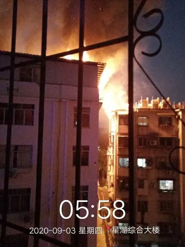 南寧一小區(qū)樓頂燒成火海現(xiàn)場圖曝光 廣西南寧小區(qū)頂樓倉庫火災(zāi)原因 明火伴有濃濃黑煙