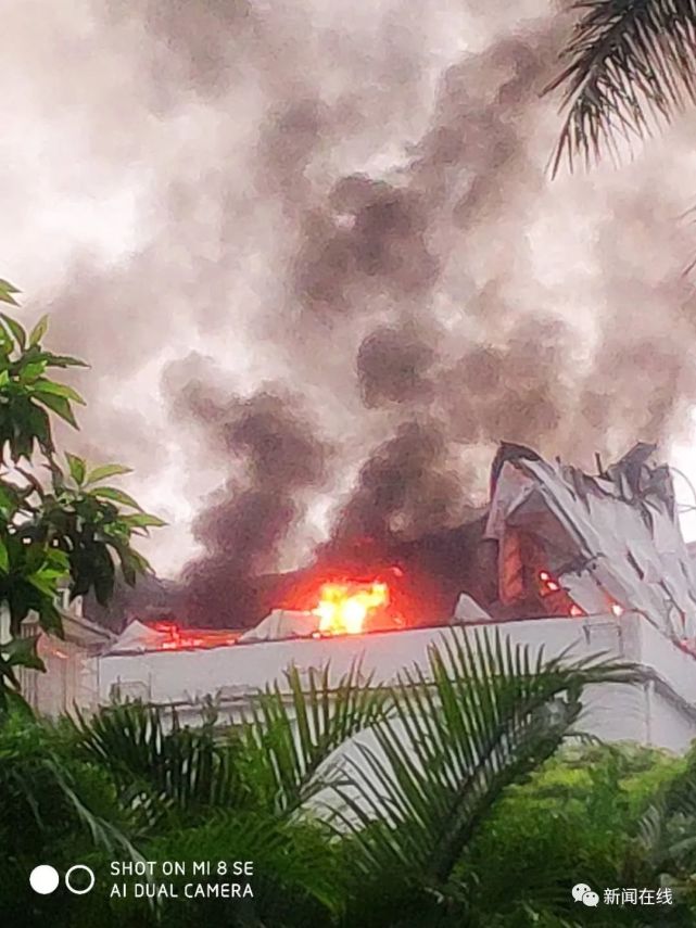 南寧一小區(qū)樓頂燒成火?，F(xiàn)場圖曝光 廣西南寧小區(qū)頂樓倉庫火災(zāi)原因 明火伴有濃濃黑煙現(xiàn)已被撲滅(圖6)