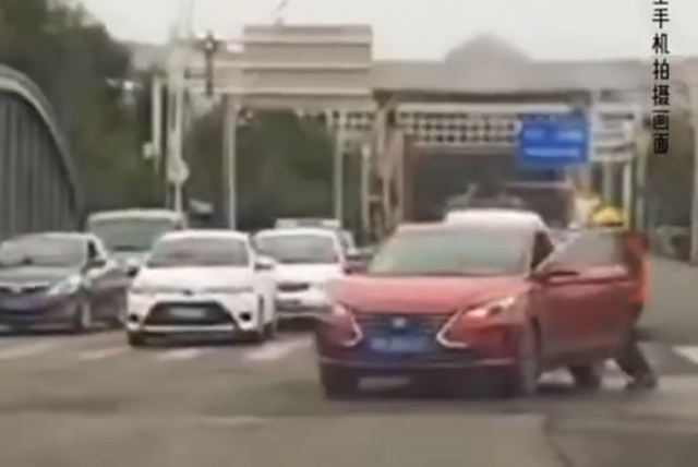 外賣小哥16秒停住失控汽車：不是什么大事，也沒耽誤送餐時間