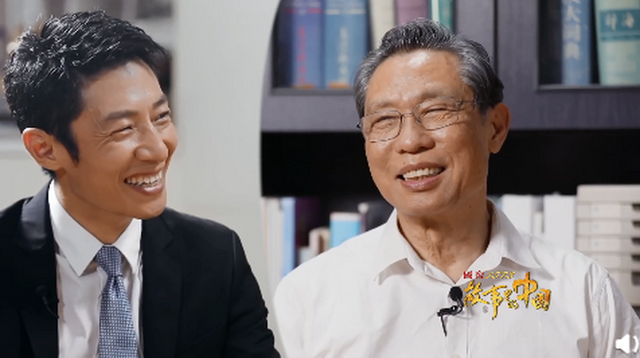 可愛！鐘南山被催睡覺和妻子討價還價：鐘快了，再玩5分鐘(圖4)