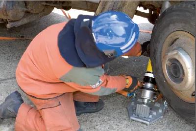 消防技術(shù):大型車(chē)輛頂升(圖6) 消防技術(shù):大型車(chē)輛頂升(圖6)