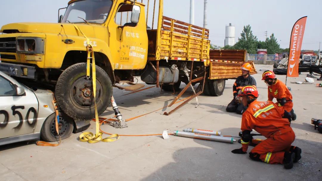 消防技術(shù):大型車(chē)輛頂升(圖1) 消防技術(shù):大型車(chē)輛頂升(圖1)