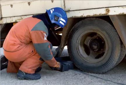 消防技術(shù):大型車(chē)輛頂升(圖7) 消防技術(shù):大型車(chē)輛頂升(圖7)