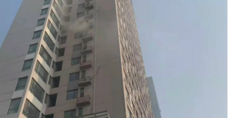 6歲兒童在家烤地瓜引發(fā)火災(zāi)，房子遭殃了……(圖1)