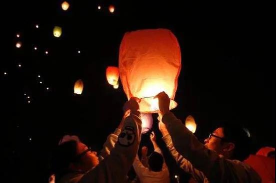 元宵放孔明燈：不要讓放飛的“夢(mèng)想”，變成別人的災(zāi)難！