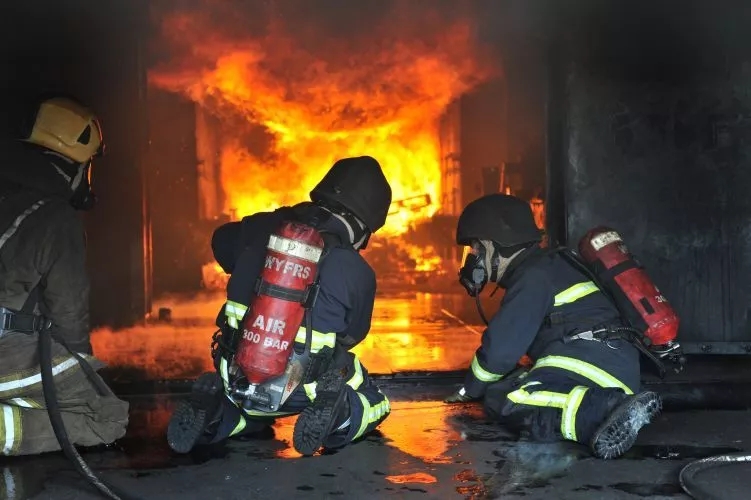 消防裝備：消防員戰(zhàn)斗服是干的還是濕的好？有怎么區(qū)別？(圖3)