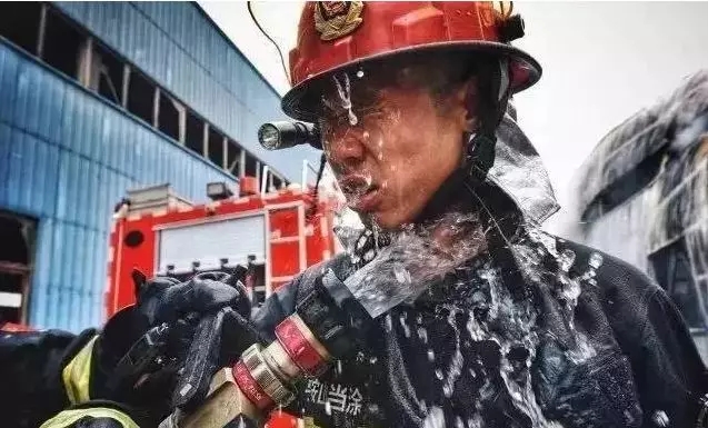 消防裝備：消防員戰(zhàn)斗服是干的還是濕的好？有怎么區(qū)別？(圖2)