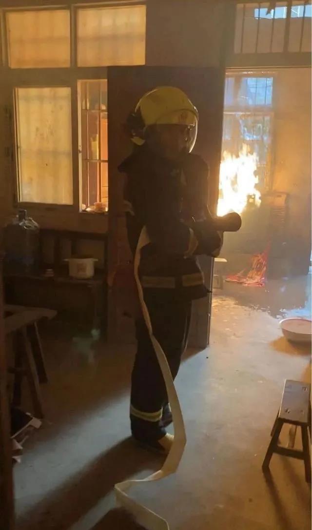 煤氣罐著火，竟拿被子捂？險(xiǎn)釀大禍！(圖1)