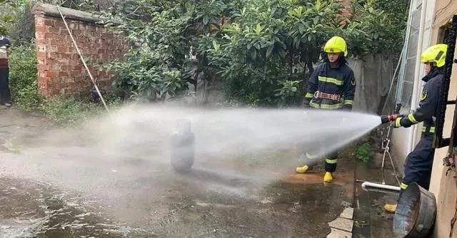 煤氣罐著火，竟拿被子捂？險(xiǎn)釀大禍！(圖2)